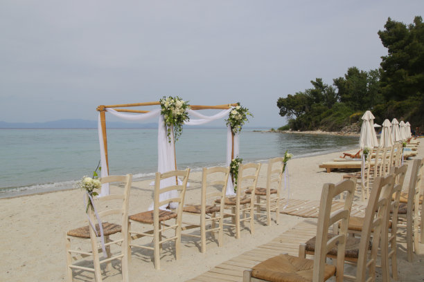 户外沙滩婚礼仪式设置，沙滩婚礼场地，没有人，简单的波西米亚风格图片下载