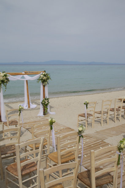 户外沙滩婚礼仪式设置，沙滩婚礼场地，没有人，简单的波西米亚风格图片下载
