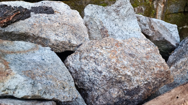 一堆石灰石，通常用于建筑图片下载