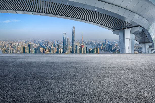 上海的柏油路和城市天际线图片下载