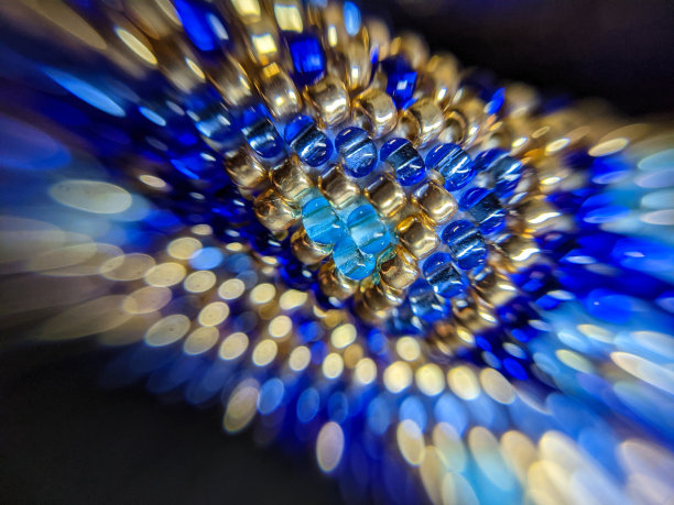 金色和蓝色的珠子靠近了。微距摄影图片下载