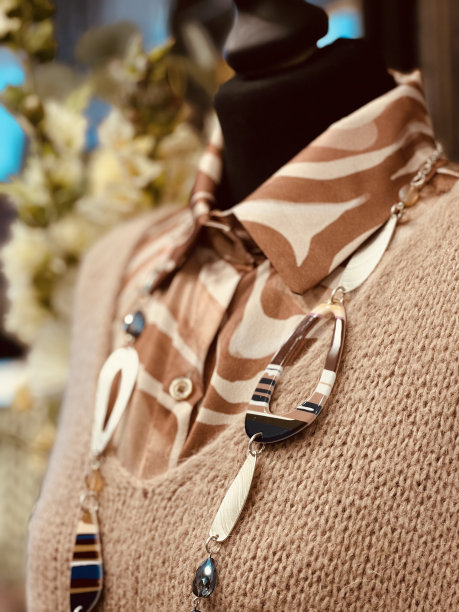 穿着棕色衣服的人体模型图片下载