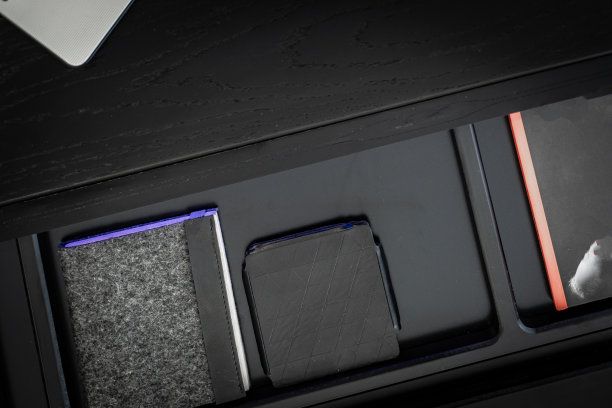 打开抽屉的钱包和笔记本的俯视图图片下载