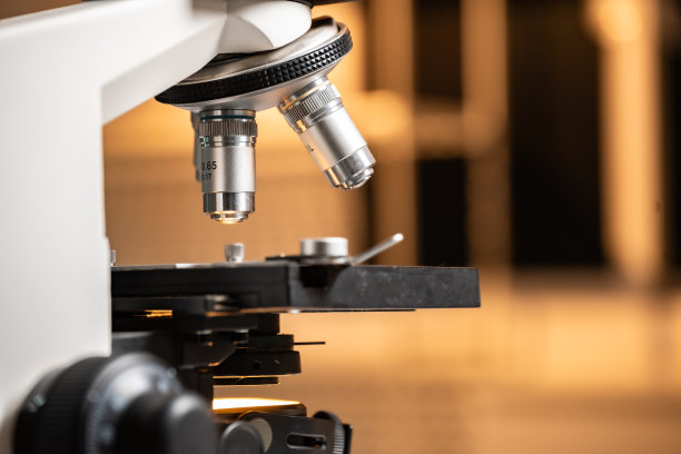 实验室科学显微镜数据分析特写，化学分析实验室医学设备研究设置图片下载