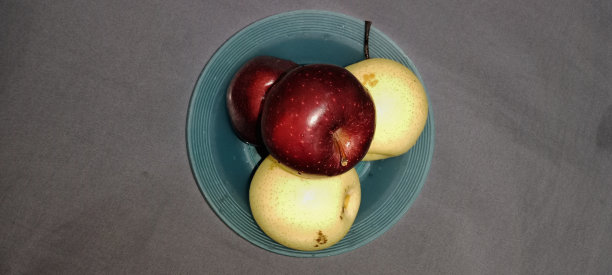 盘子里的红苹果和梨图片下载