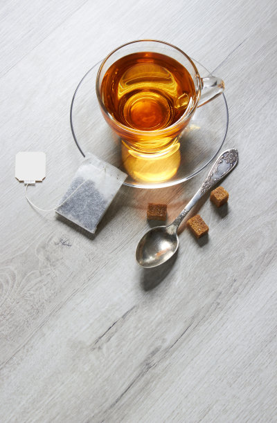 一杯在浅色木制背景上的茶图片下载