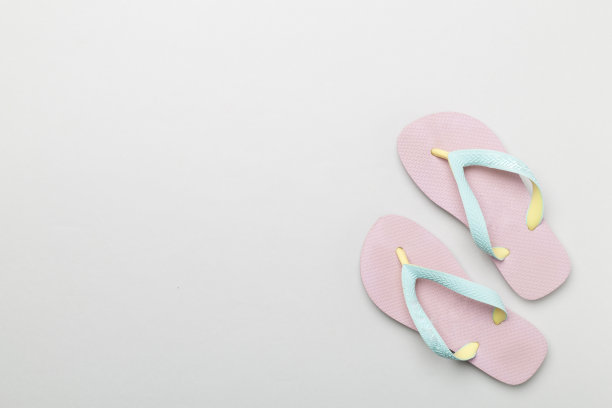 彩色背景亮人字拖，俯视图图片下载