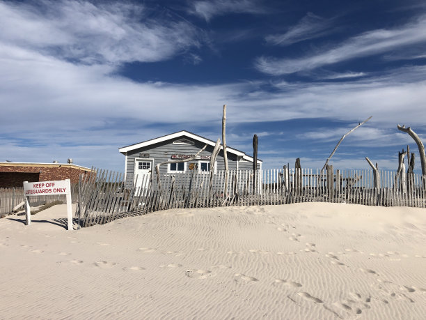 琼斯海滩州立公园的救生员小屋图片下载