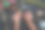 用于在深色木制背景上缝合的缝纫套件。前视图。女裁缝手中的线轴图片下载