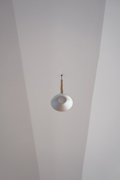 吊灯和白色天花板图片下载