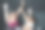 年轻的拉丁裔母亲和她的黑发女儿坐在床上，举手庆祝。图片下载