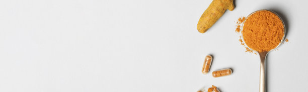 健康生活理念。用勺子将姜黄粉、姜根和姜黄丸放在蓝色的背景上。平躺顶视图复制空间横幅图片下载