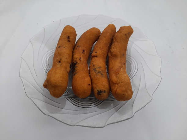 在白色背景的盘子顶部添加蛋糕食品。图片下载