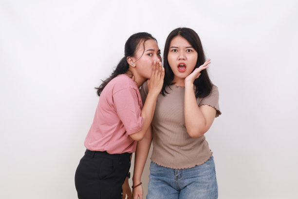 亚洲女人和她的朋友谈论一些事情。八卦的概念。孤立于白色图片下载
