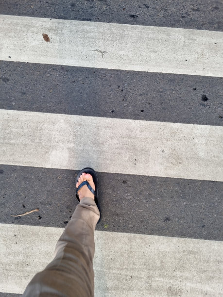 路过的行人下了飞机，朝航站楼走去图片下载