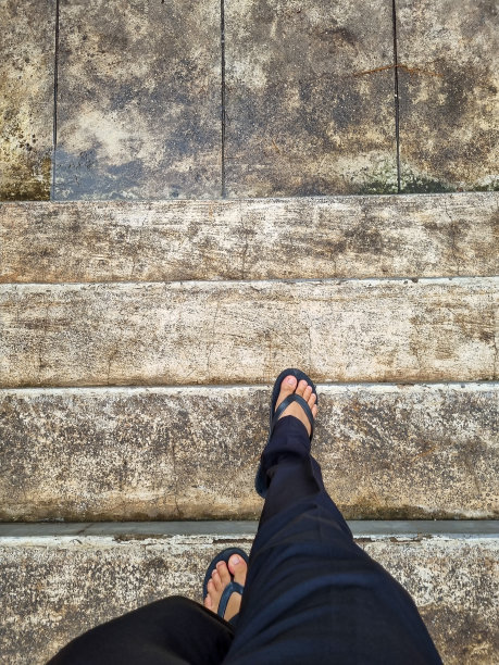 路过的行人下了飞机，朝航站楼走去图片下载