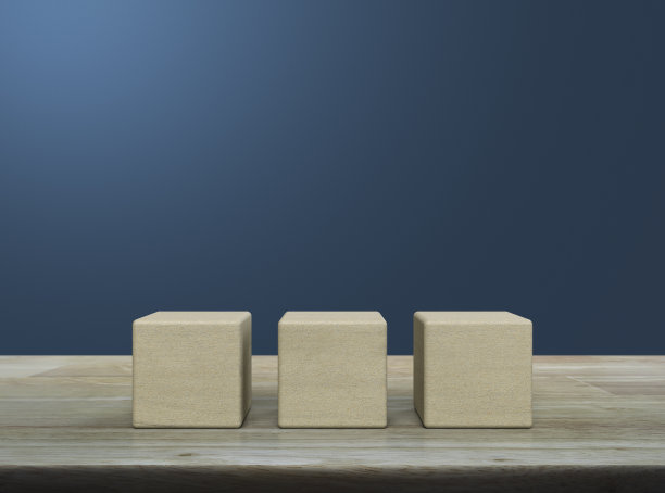 三个木块立方体放在木桌上图片下载