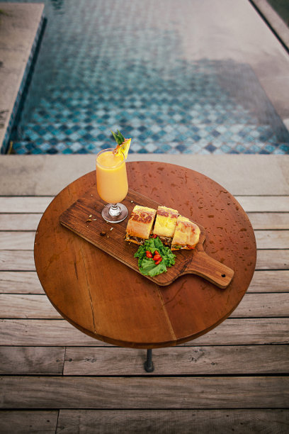 橙菠萝汁配法棍三明治图片下载