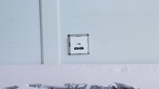 床头安装USB Type-C接口，为设备充电。图片下载