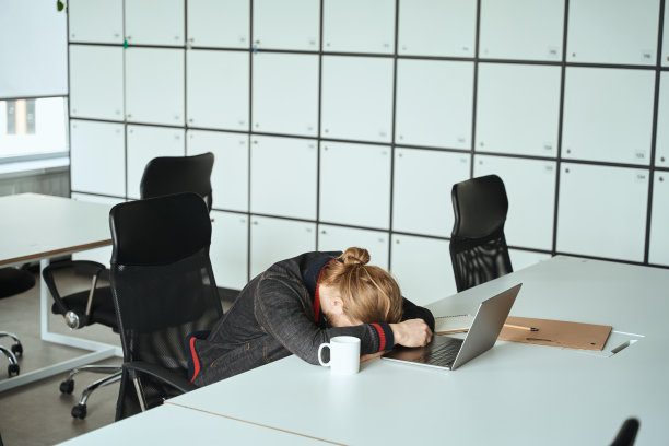 工作时，一个人在笔记本电脑前打瞌睡图片下载