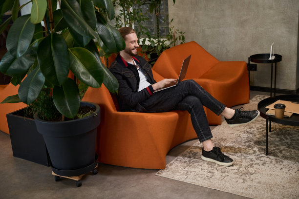 大胡子男在休息区舒适地坐着图片下载