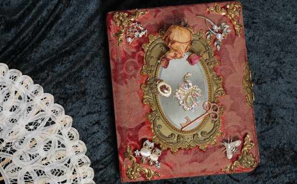 古董书与彩色宝石。童话浪漫书图片下载