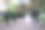 模糊的背景。人们沿着城市的街道走着。图片下载