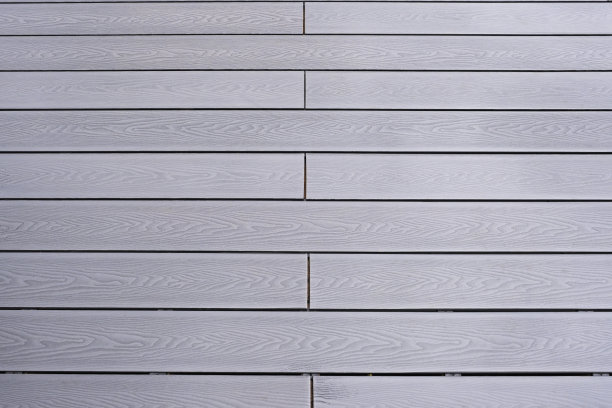 新建的双层平台，安装了甲板照明，呈灰白色，夏季小屋也涂有相同的颜色。景观设计师的好素材图片下载