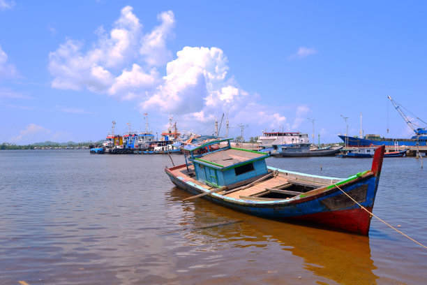 船停靠在码头上图片下载