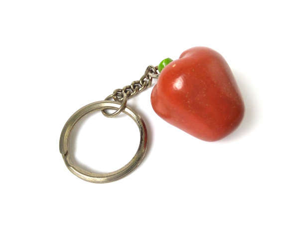 人造红苹果的特写与钥匙链隔离在白色背景上。图片下载