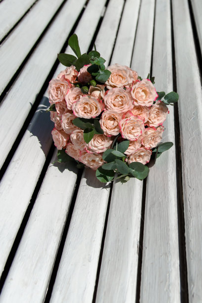 白板上新娘的花束。图片下载