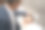 成年男子在卧室哄女儿睡觉图片下载