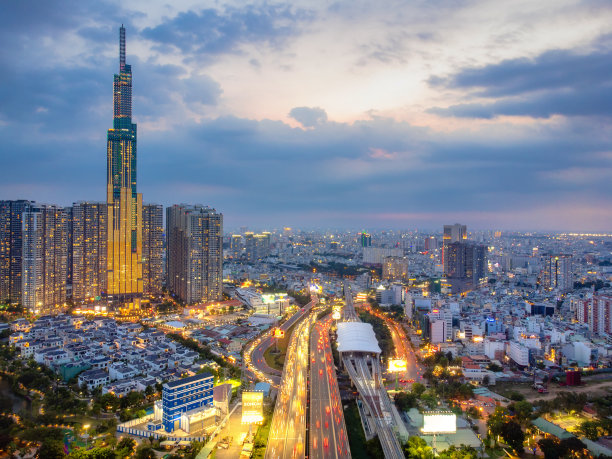 在西贡日落的地标81鸟瞰图，美丽的风景在西贡的一个下午，全景从上面的地标81图片下载