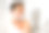 一名男子用安全剃刀刮脸，对着一面圆镜子。图片下载