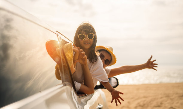家庭在海滩上旅行，家庭在夏天开车在海上旅行图片下载