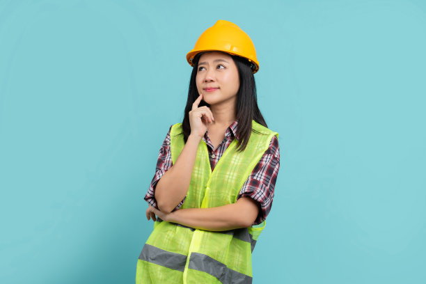 工人，承包商，女性。孤立的绿色背景。图片下载