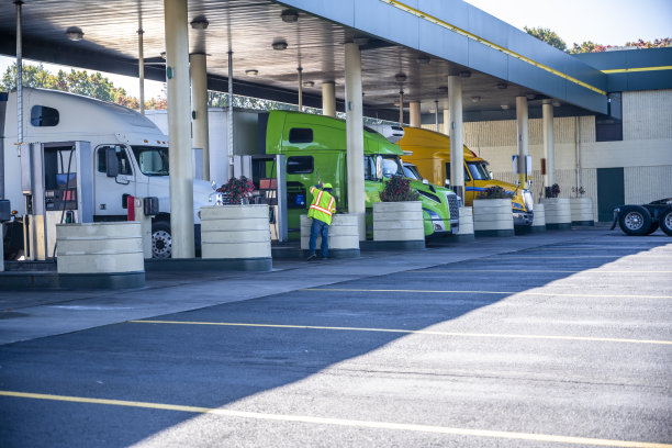 专业工业大钻机半卡车半拖车加油罐站在卡车站加油站图片下载