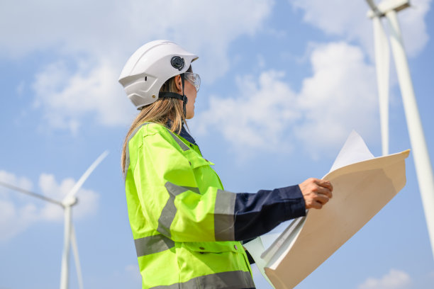 工程师工作自信。在户外工作的工人。大型项目建设。图片下载