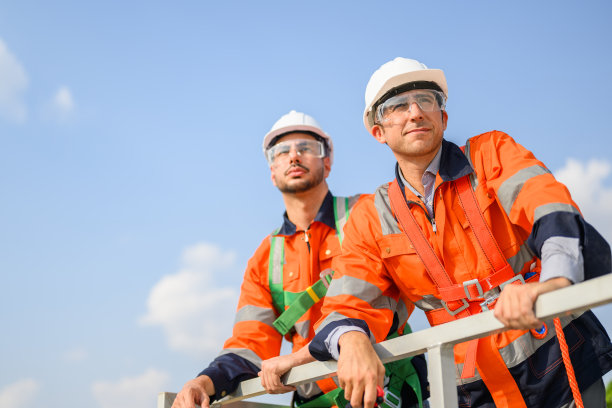 工程师工作自信。在户外工作的工人。大型项目建设。图片下载