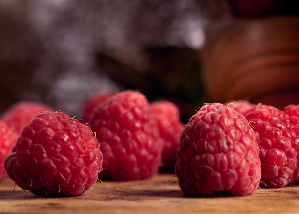 近距离照片红覆盆子在木板背景。图片下载