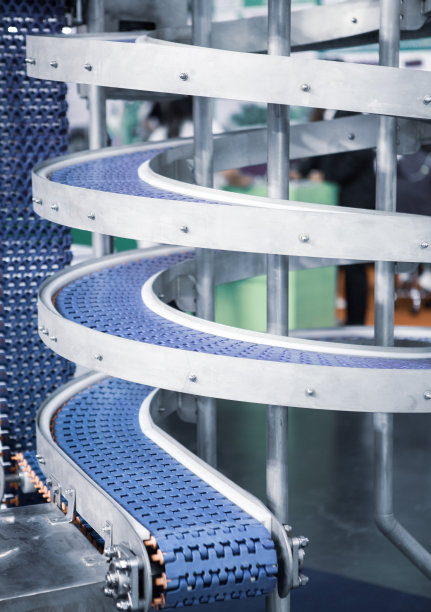 食品加工中的输送机。图片下载