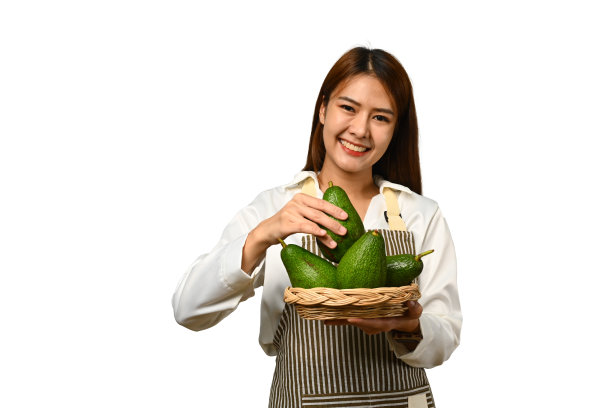 美丽的女人拿着成熟的牛油果在篮子里孤立的白色背景。素食，健康生活理念。图片下载