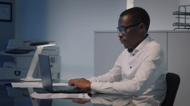 非洲裔美国商人在工作场所使用笔记本电脑图片下载