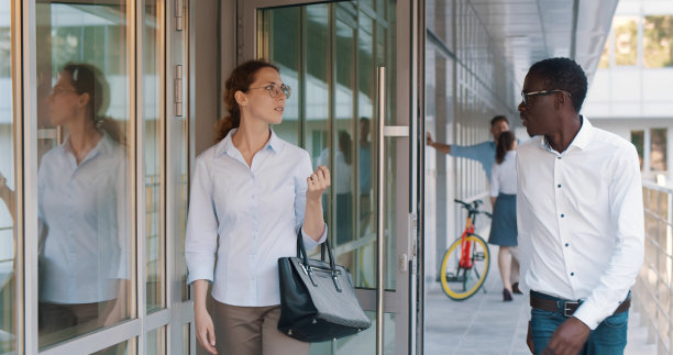 同事们走出商务中心回家图片下载