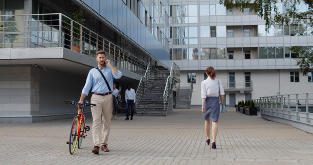 多元化的多民族商务人士走在户外的现代商务中心图片下载