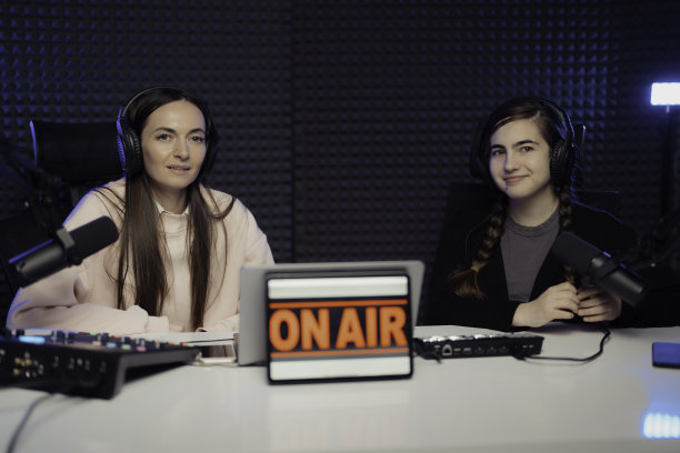 女性在演播室的广播节目中讲话图片下载