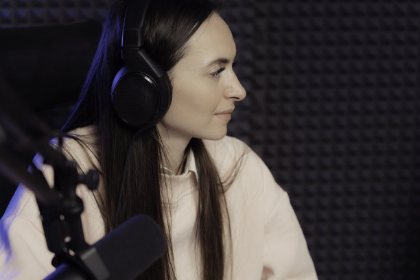 年轻女子在演播室收听播客图片下载