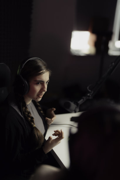 年轻女子在演播室收听播客图片下载