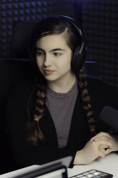 年轻女子在演播室收听播客图片下载