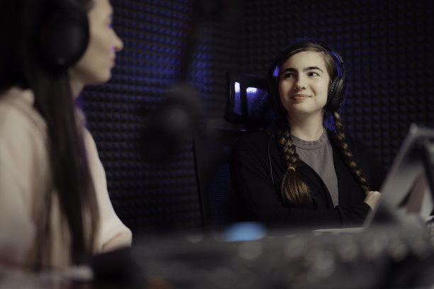 女性在演播室的广播节目中讲话图片下载